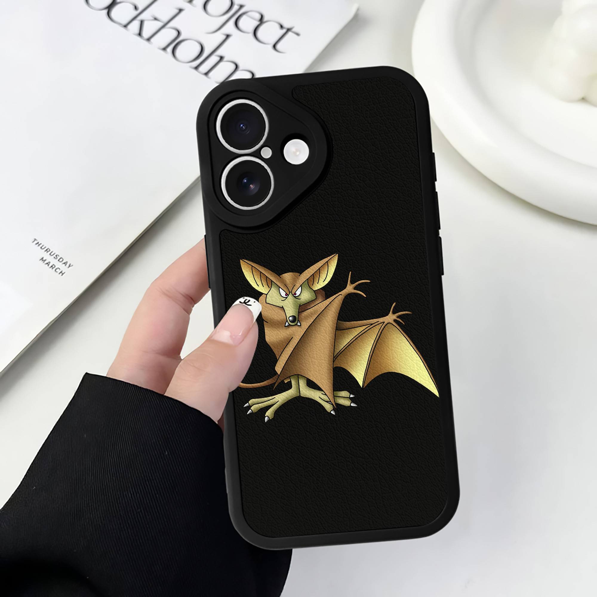 （画像用） ドラゴンクエスト Doragon Kuesuto Dragon Quest 【iPhone 16シリーズ対応】シリコンスマホケース（レザー調） 材質：シリコン